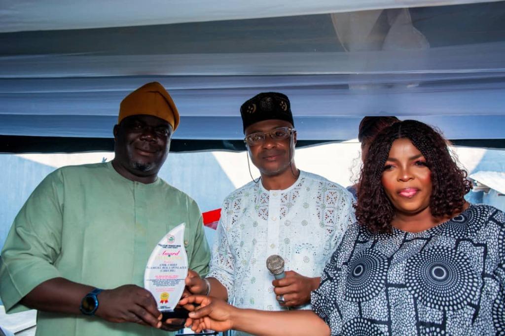 Folorunso Emmanuel receiving an award on behalf of Chief Oluabimbo Bola Ipinlaye (Cheche) at the TIPU Ilorin Branch New Yam Festival in Ilorin.