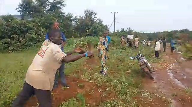 Video of community members on an unpaved road in Takete-Ide