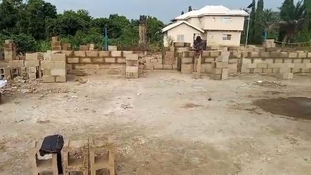 Video of building works in progress at the palace in Takete-Ide